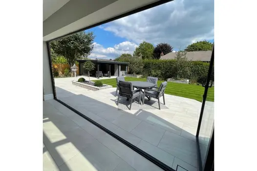 Transition from indoor to outdoor using Allora Bianco porcelain, enhancing the continuity of the design with its neutral tones.