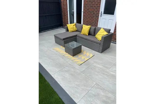 A stunning outdoor area featuring County Light porcelain paving, enhancing the garden’s modern aesthetic.