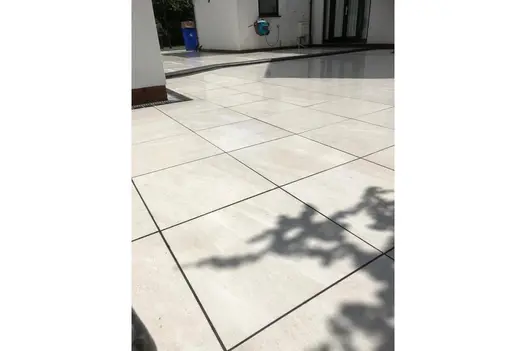 Contemporary paved area using Allora Bianco porcelain, ideal for stylish and practical outdoor spaces.